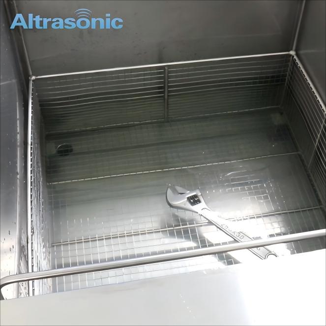 Industrial grade ultrasonic cleaning machine 135L